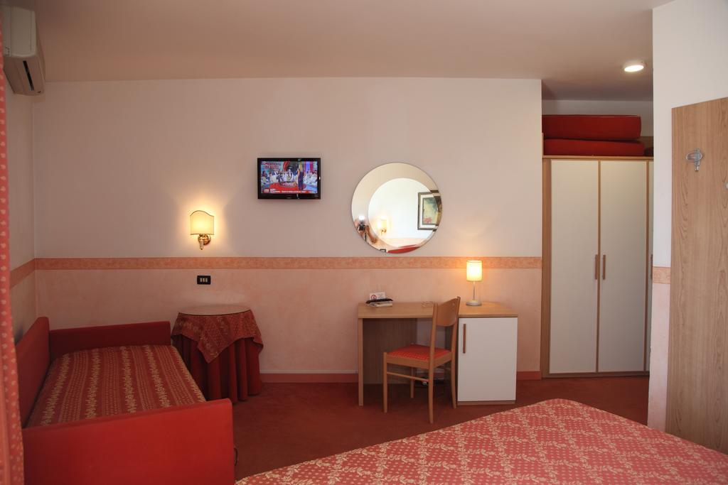 Hotel Carlton Lignano Sabbiadoro Pokój zdjęcie
